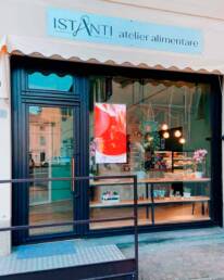 Istanti Atelier Alimentare monitor da vetrina marketing display verona