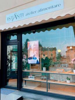 Istanti Atelier Alimentare monitor da vetrina marketing display verona